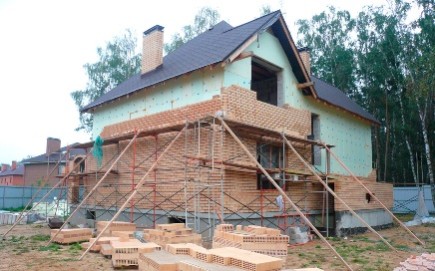 Перестройка загородного дома: основные этапы строительных работ и дополнительные советы